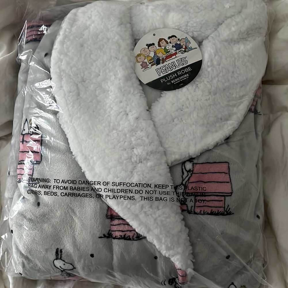 Peanuts plush robe